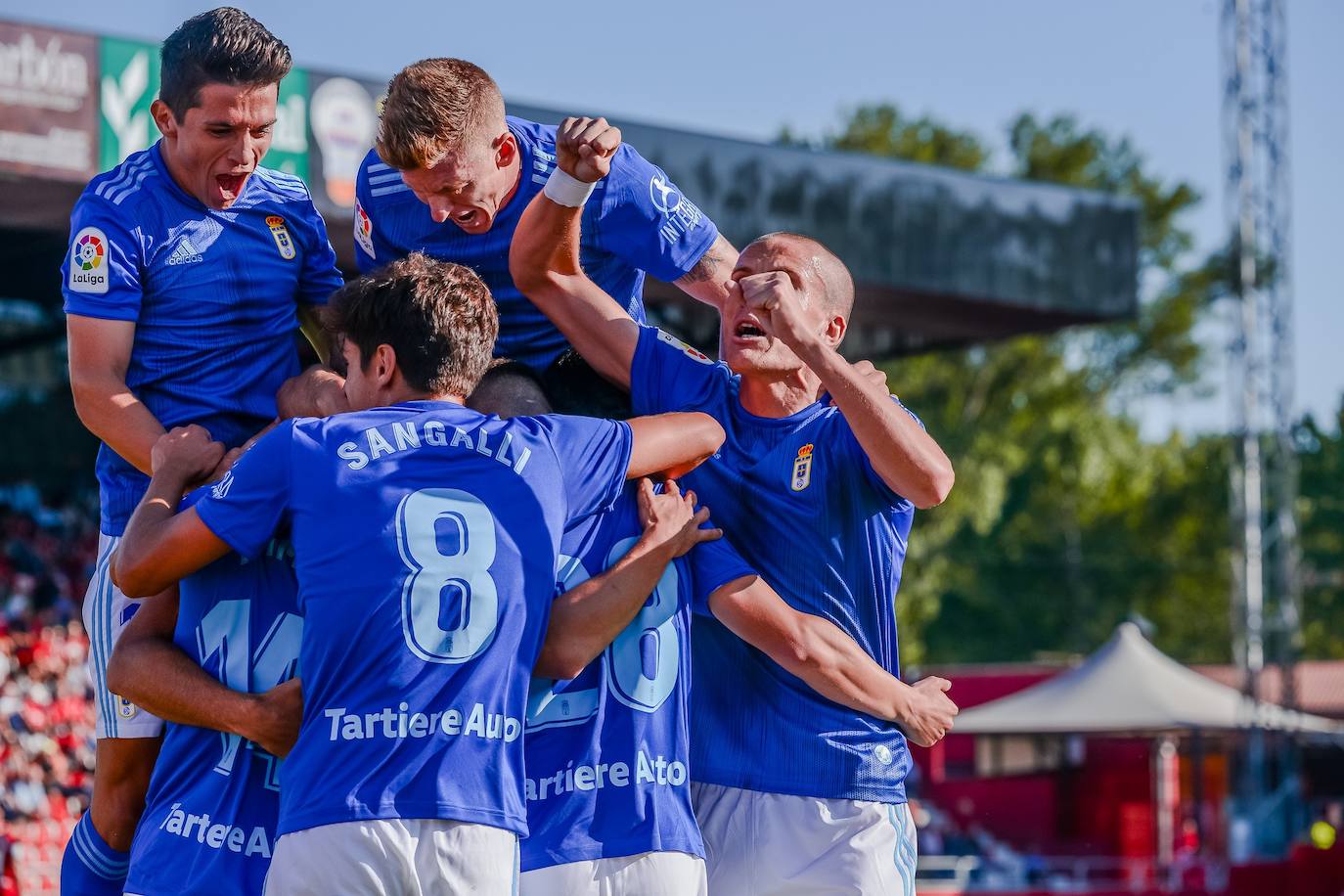 El conjunto azul, que se adelantó en el marcador con un tanto de Alfredo Ortuño, no pudo puntuar en Miranda de Ebro. Los tantos del equipo local fueron de Mezquelanz y de Mario Barco. 
