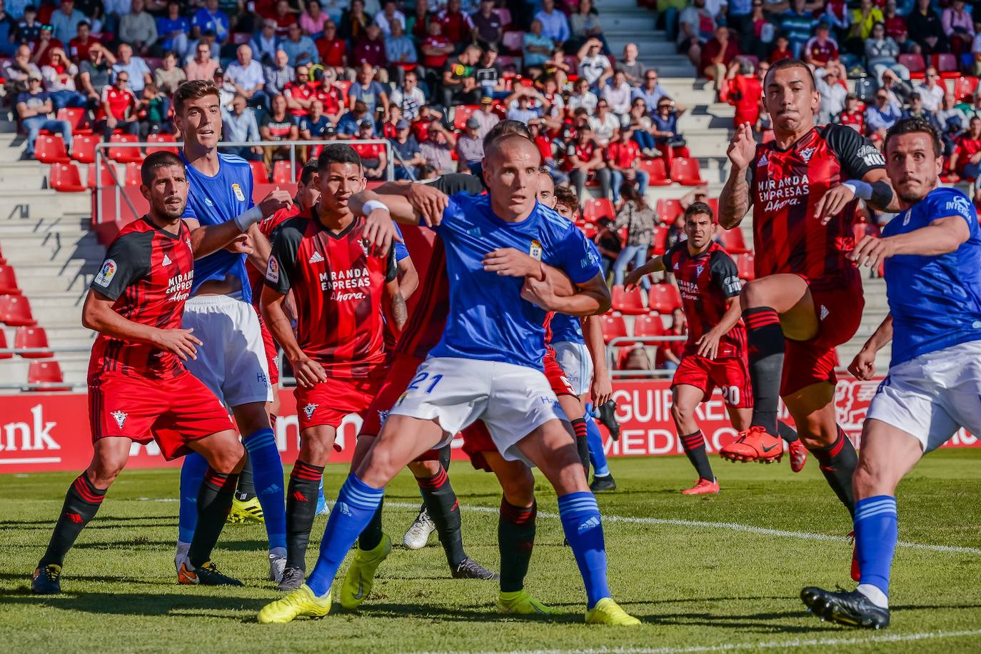 El conjunto azul, que se adelantó en el marcador con un tanto de Alfredo Ortuño, no pudo puntuar en Miranda de Ebro. Los tantos del equipo local fueron de Mezquelanz y de Mario Barco. 