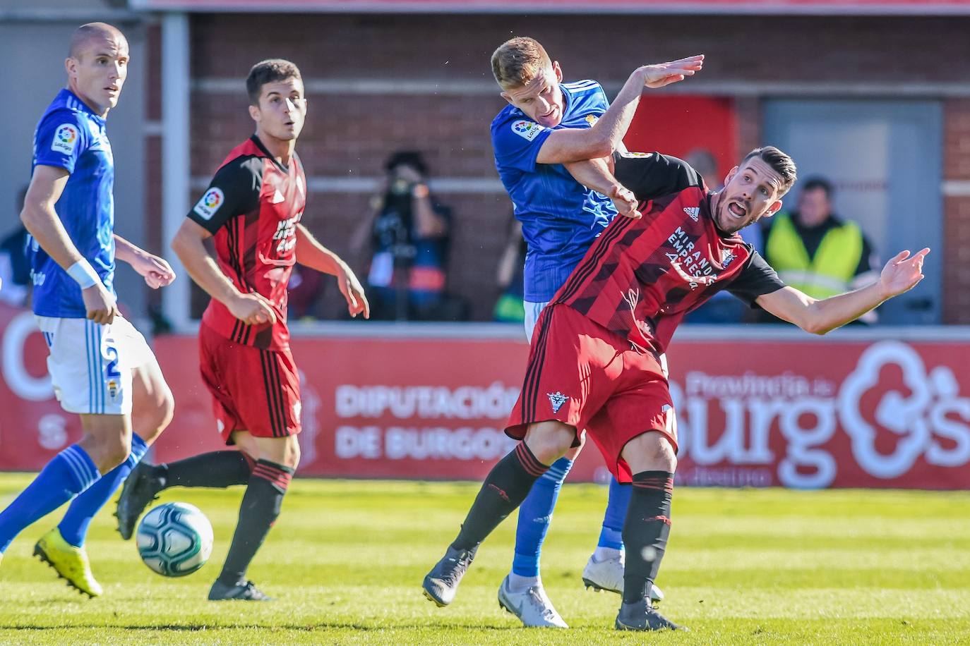 El conjunto azul, que se adelantó en el marcador con un tanto de Alfredo Ortuño, no pudo puntuar en Miranda de Ebro. Los tantos del equipo local fueron de Mezquelanz y de Mario Barco. 