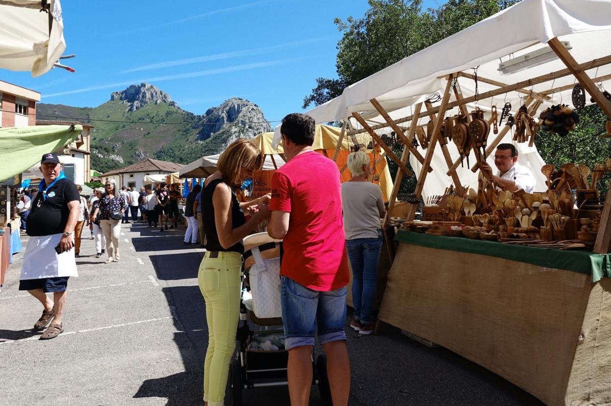 El mercado y la feria tradicional reúne a numeroso público en torno a los puestos. 