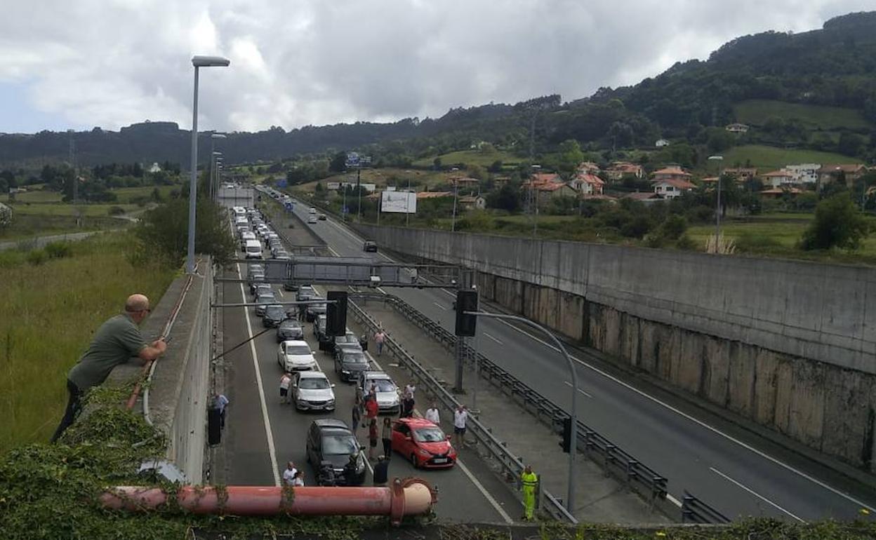 Vehículos parados antes de entrar en el túnel de Villaviciosa. 