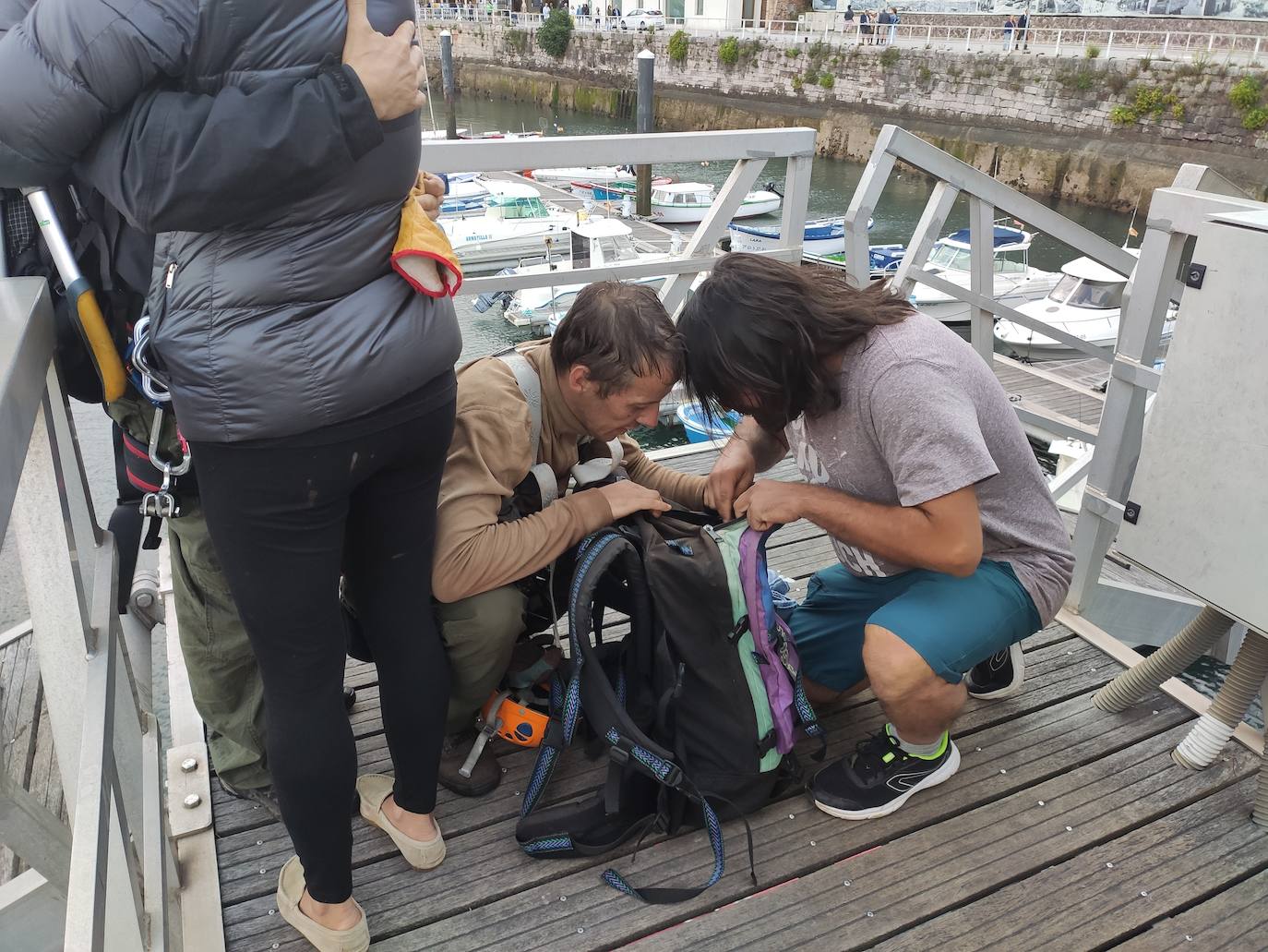 Tres escaladores han conseguido rescatar a 'Xana' en un acantilado de Candás. Se trata de una perra de tan solo ocho meses que llevaba una semana perdida. 