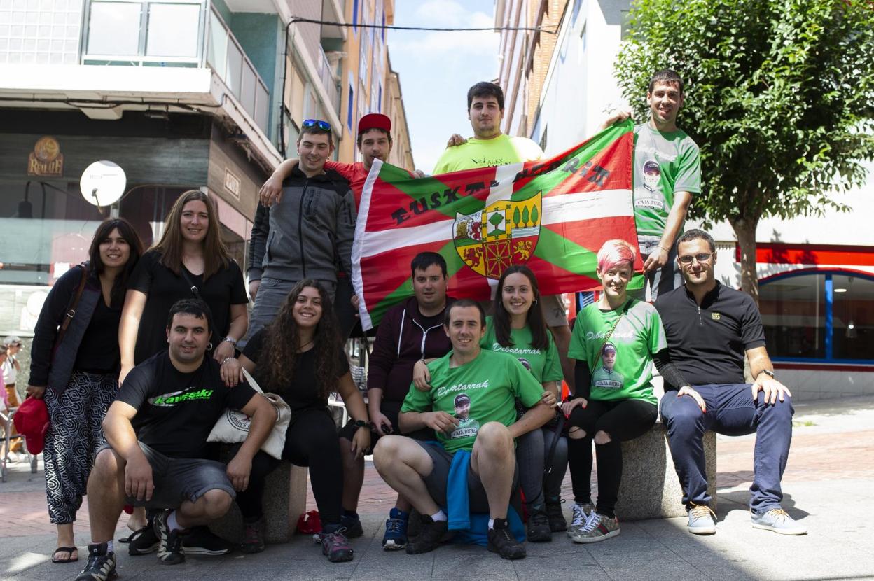 La cuadrilla de Álex Aranburu animó a su amigo en las calles de Cangas del Narcea.