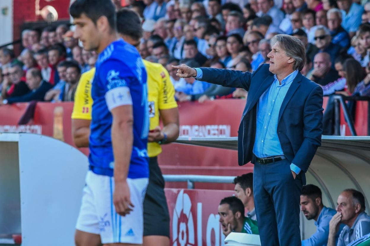 El técnico del Real Oviedo, Sergio Egea, da indicaciones a sus hombres durante el encuentro. 