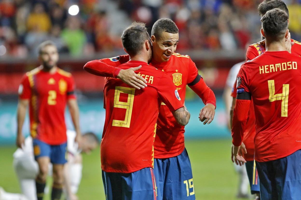 Rodrigo abraza a Alcácer tras uno de los tantos. 