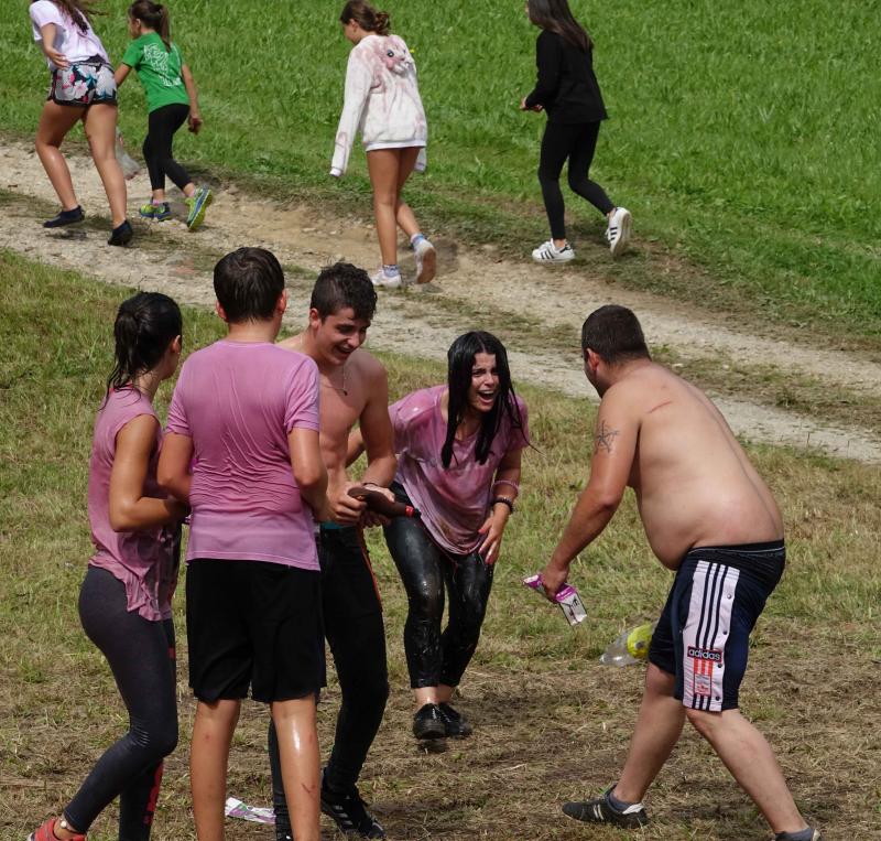 La localidad llanisca de Llamigu ha celebrado este 9 de septiembre el día grande de las fiestas de Nuestra Señora de Loreto y la tradicional guerra del vino ha congregado a un buen número de jóvenes que no han eludido la batalla.