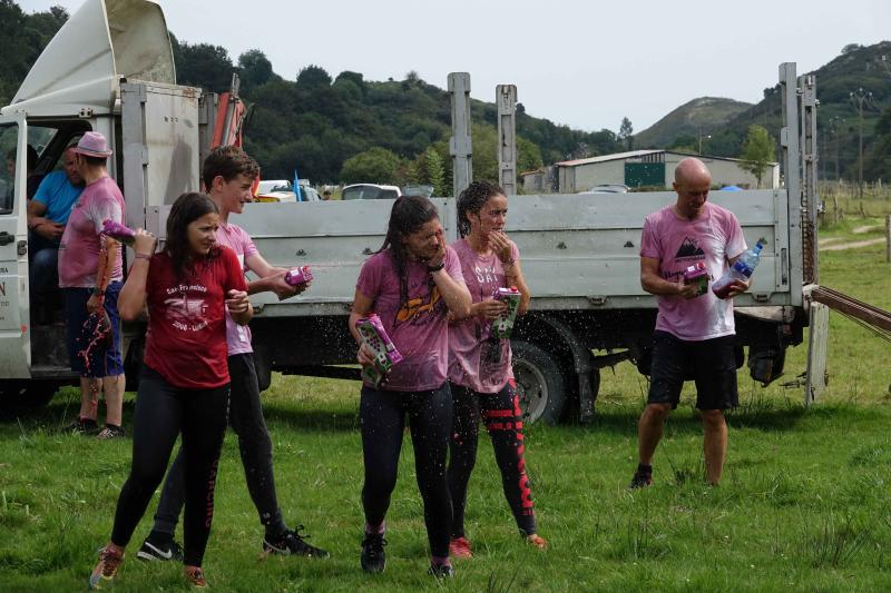 La localidad llanisca de Llamigu ha celebrado este 9 de septiembre el día grande de las fiestas de Nuestra Señora de Loreto y la tradicional guerra del vino ha congregado a un buen número de jóvenes que no han eludido la batalla.