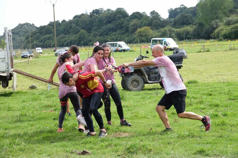 La localidad llanisca de Llamigu ha celebrado este 9 de septiembre el día grande de las fiestas de Nuestra Señora de Loreto y la tradicional guerra del vino ha congregado a un buen número de jóvenes que no han eludido la batalla.