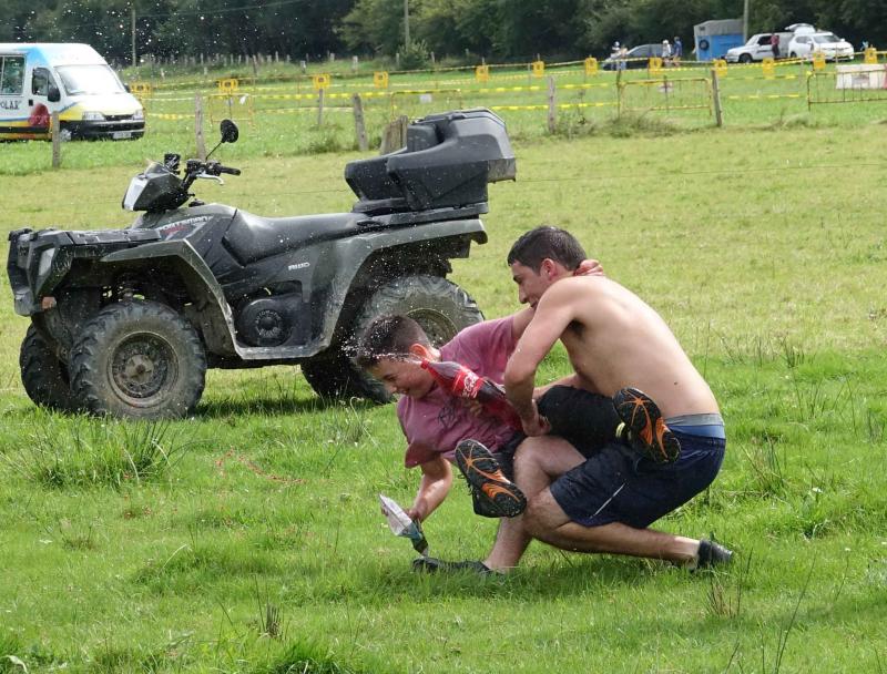 La localidad llanisca de Llamigu ha celebrado este 9 de septiembre el día grande de las fiestas de Nuestra Señora de Loreto y la tradicional guerra del vino ha congregado a un buen número de jóvenes que no han eludido la batalla.