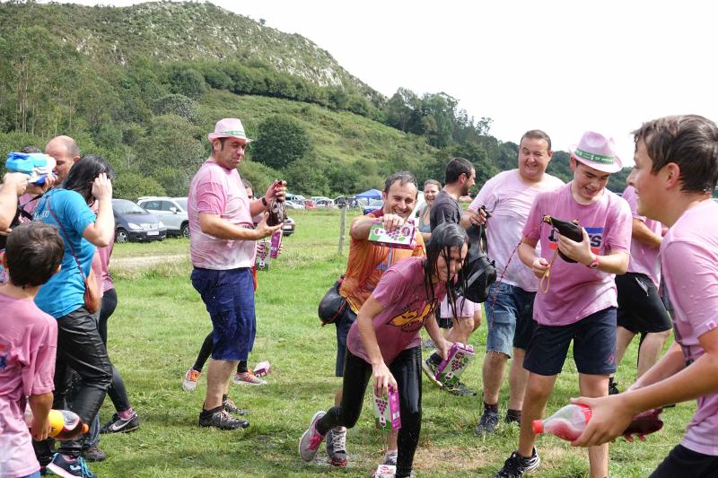La localidad llanisca de Llamigu ha celebrado este 9 de septiembre el día grande de las fiestas de Nuestra Señora de Loreto y la tradicional guerra del vino ha congregado a un buen número de jóvenes que no han eludido la batalla.