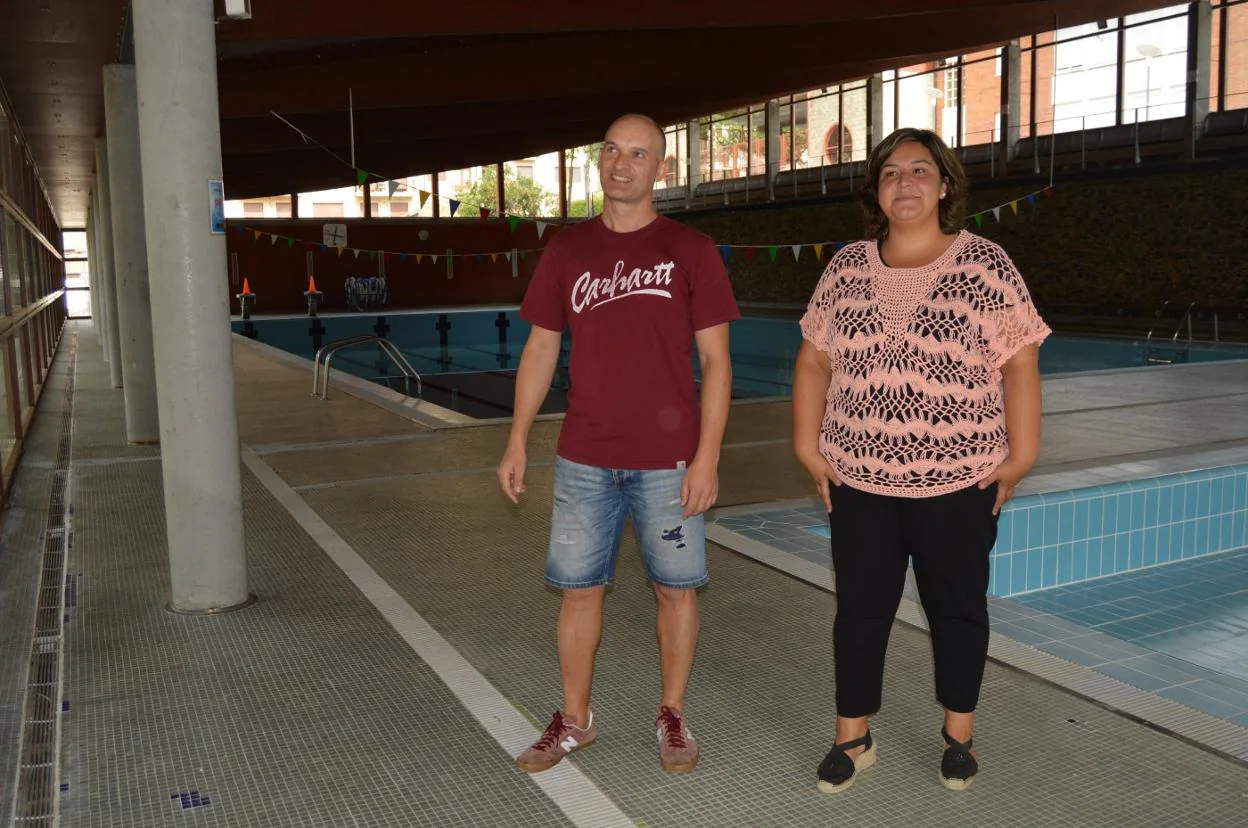 El técnico del área de Deportes, Óscar Rodríguez, y la edil de Obras, Laura Álvarez, en la piscina. 
