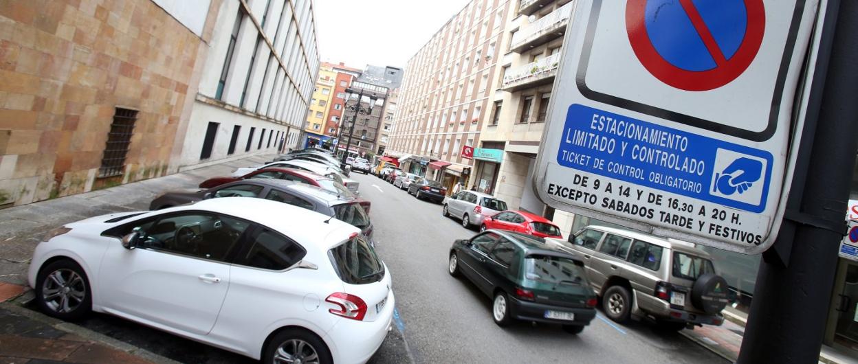La calle Ventura Rodríguez, en pleno centro de Oviedo, está regulada por la zona azul; el equipo de gobierno quiere cambiar la ordenanza.