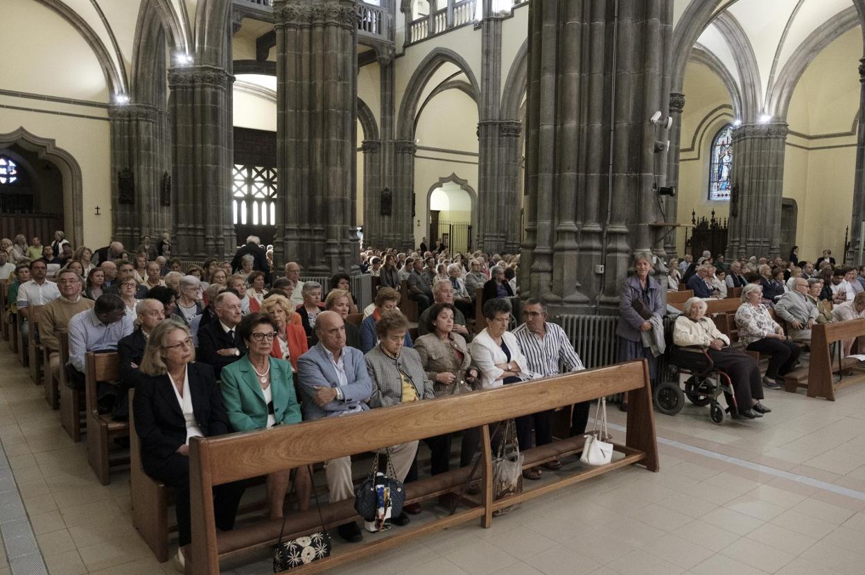 El templo gijonés, abarrotado en la primera misa del nuevo párroco, Jorge Cabal.