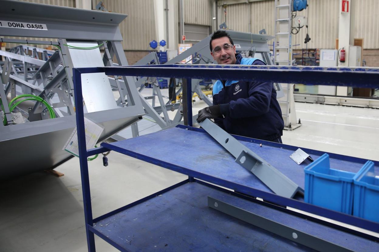 Un trabajador de la planta de Thyssen de La Pereda. 