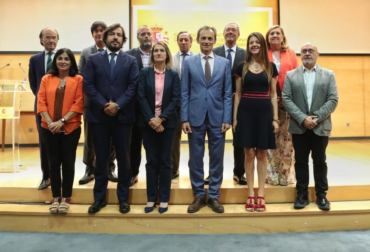 El ministro Pedro Duque (tercero por la derecha) con los representantes autonómicos, entre los que se encuentra el consejero de Ciencia y Innovación, Borja Sánchez (segundo por la izquierda, detrás). 