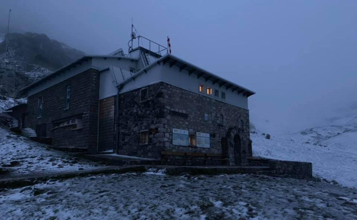 El refugio Collado Jermoso amaneció con nieve. 