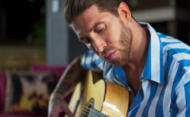 Sergio Ramos, un amante de la guitarra. 