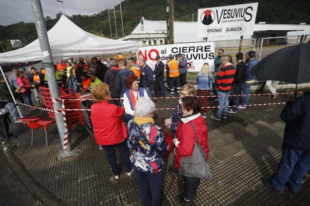 La plantilla se concentró ayer en la planta de Vesuvius con el apoyo de pensionistas y jubilados. 