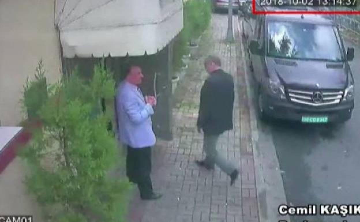 Jamal Khashoggi, accediendo al consulado.