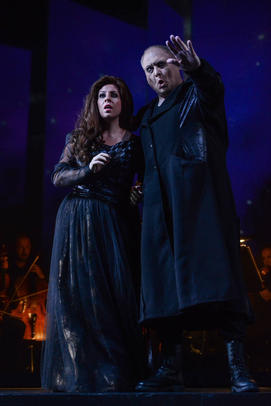 El público aplaudió 'El ocaso de los dioses', que anoche abrió la 72 temporada de la Ópera de Oviedo.