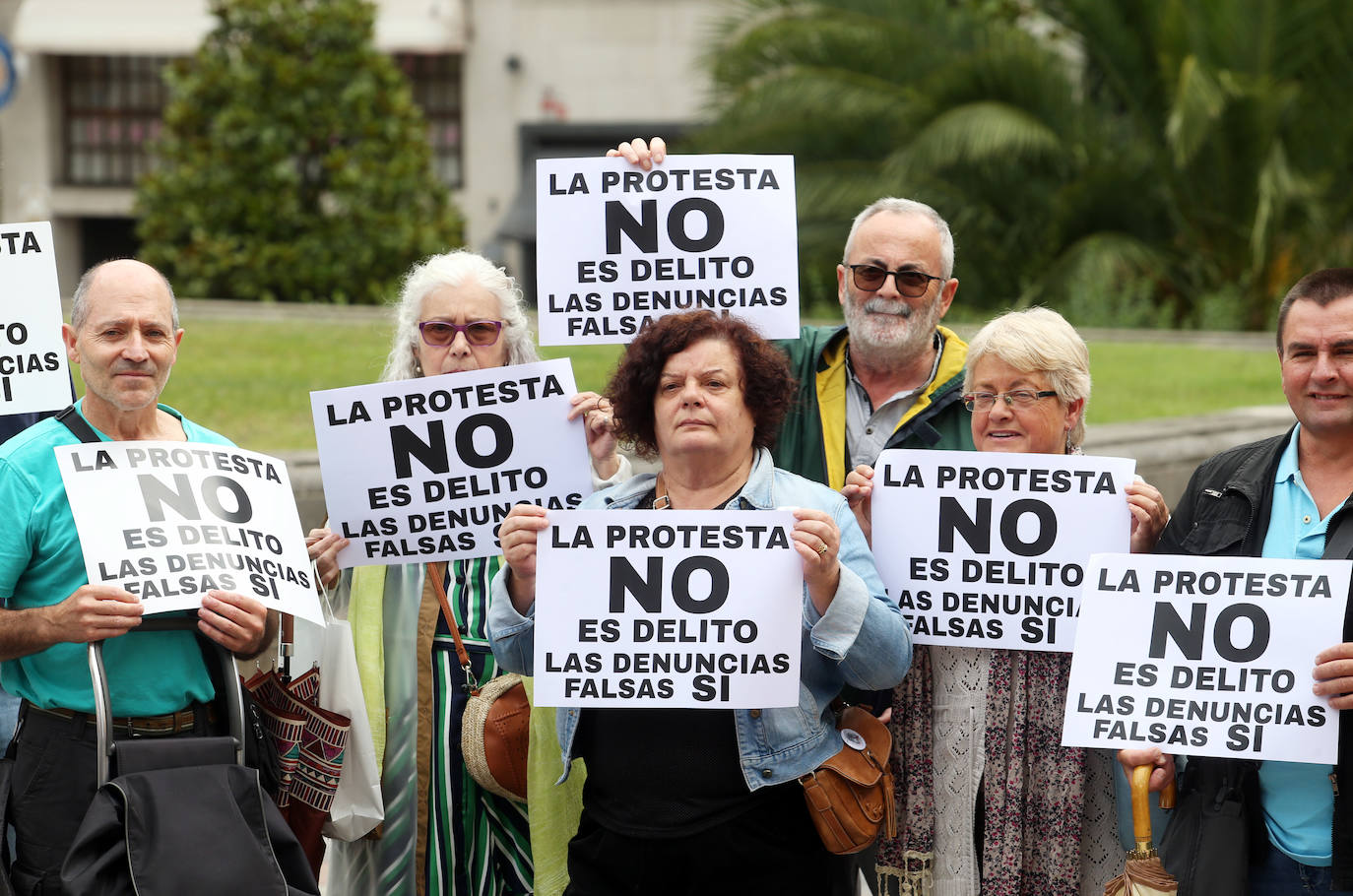 Protesta de los Compañeros de los once trabajadores del Hotel de la Reconquista que serán juzgados por desórdenes públicos.