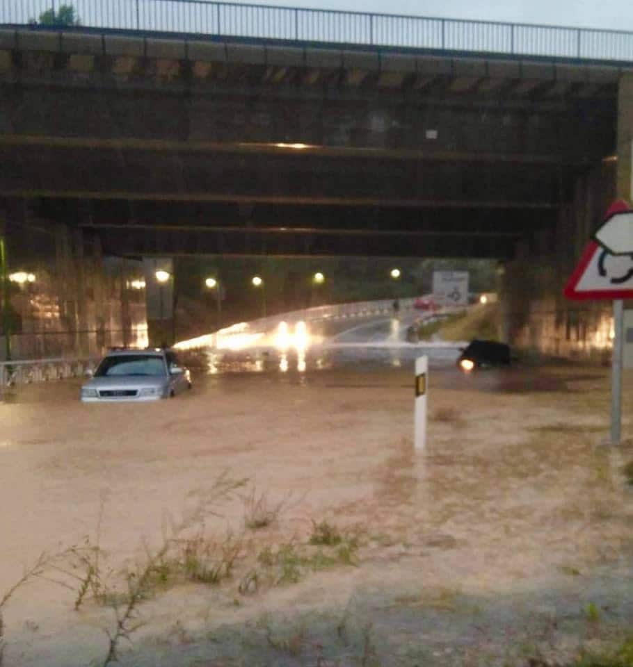 Han evacuado a vecinos de Ontinyent por la crecida del río Clariano y un tornado ha hundido el pabellón municipal de Dénia