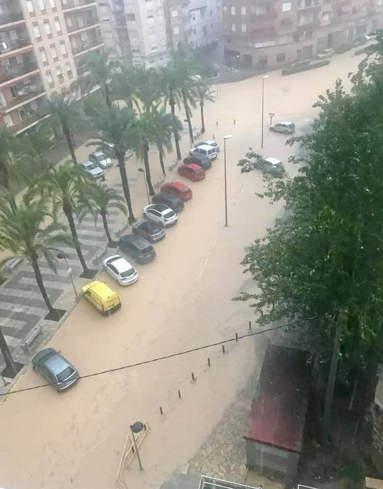 Han evacuado a vecinos de Ontinyent por la crecida del río Clariano y un tornado ha hundido el pabellón municipal de Dénia