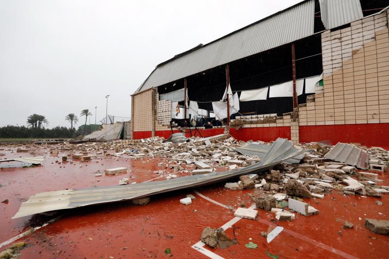 Han evacuado a vecinos de Ontinyent por la crecida del río Clariano y un tornado ha hundido el pabellón municipal de Dénia