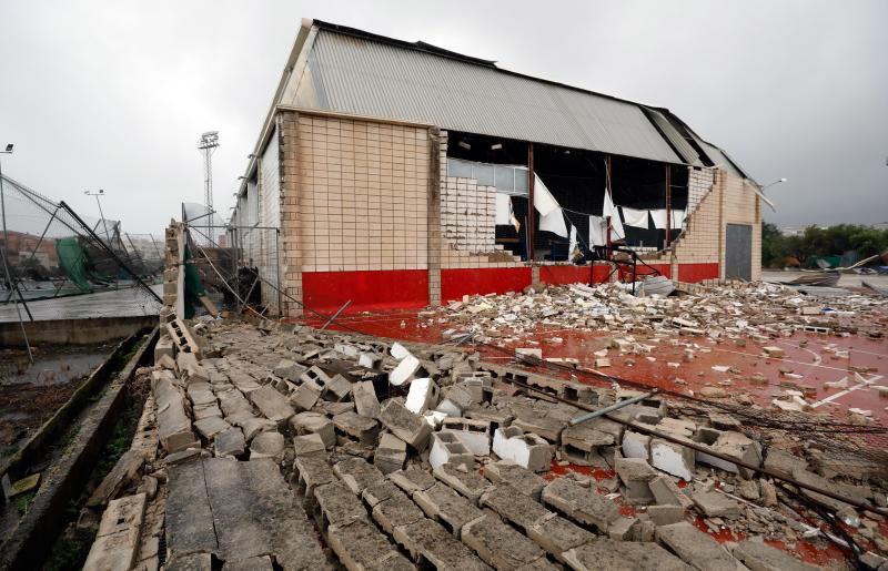 Han evacuado a vecinos de Ontinyent por la crecida del río Clariano y un tornado ha hundido el pabellón municipal de Dénia