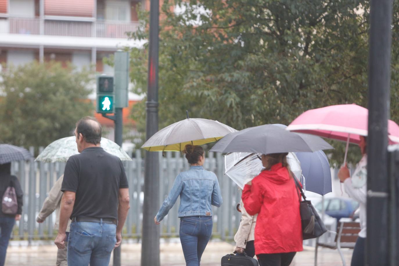 Han evacuado a vecinos de Ontinyent por la crecida del río Clariano y un tornado ha hundido el pabellón municipal de Dénia