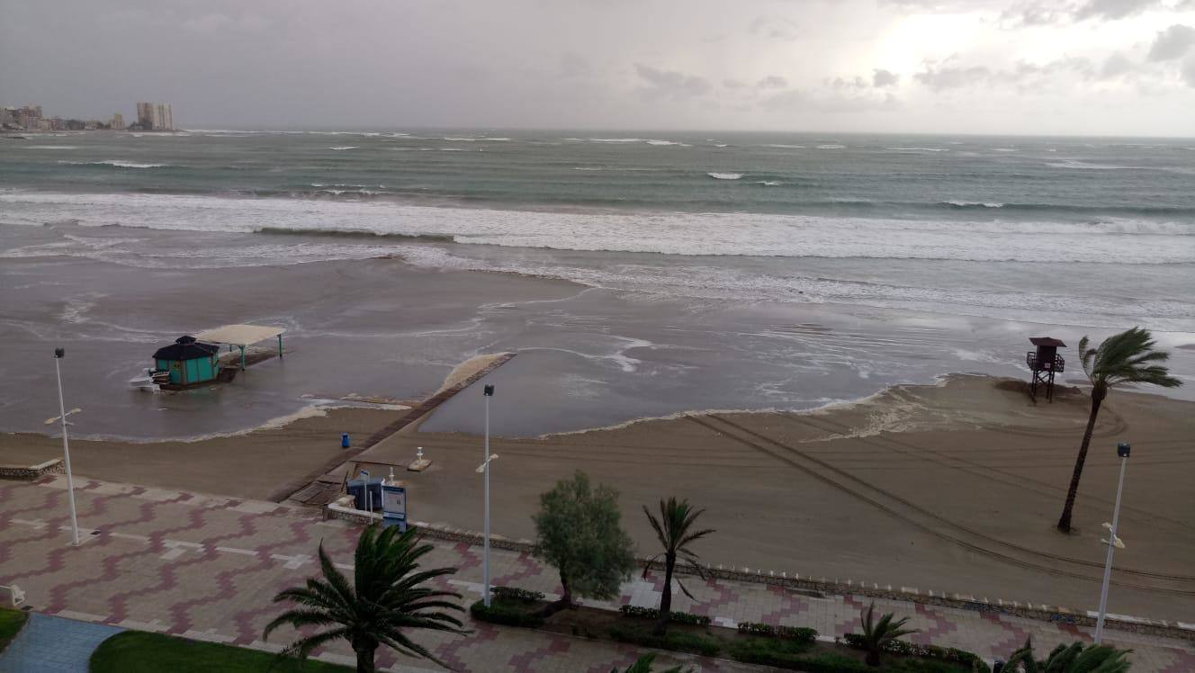 Han evacuado a vecinos de Ontinyent por la crecida del río Clariano y un tornado ha hundido el pabellón municipal de Dénia