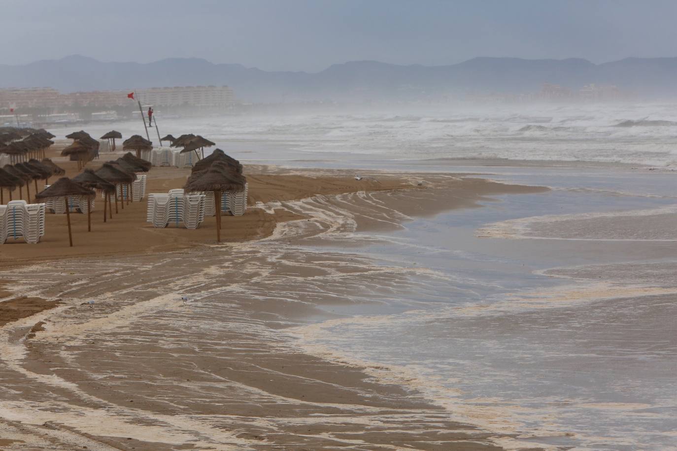 Han evacuado a vecinos de Ontinyent por la crecida del río Clariano y un tornado ha hundido el pabellón municipal de Dénia