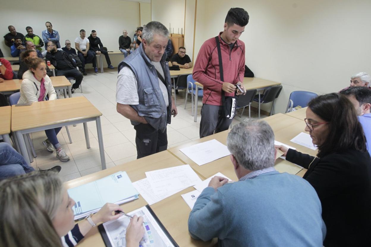 Los feriantes y la concejala durante la subasta en el centro social de Muñoz Degraín. 