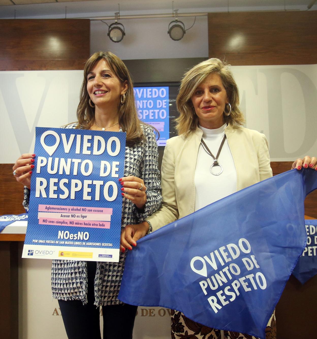 Leticia González y Conchita Méndez, con el cartel y pañuelo de la campaña contra las agresiones sexistas. 