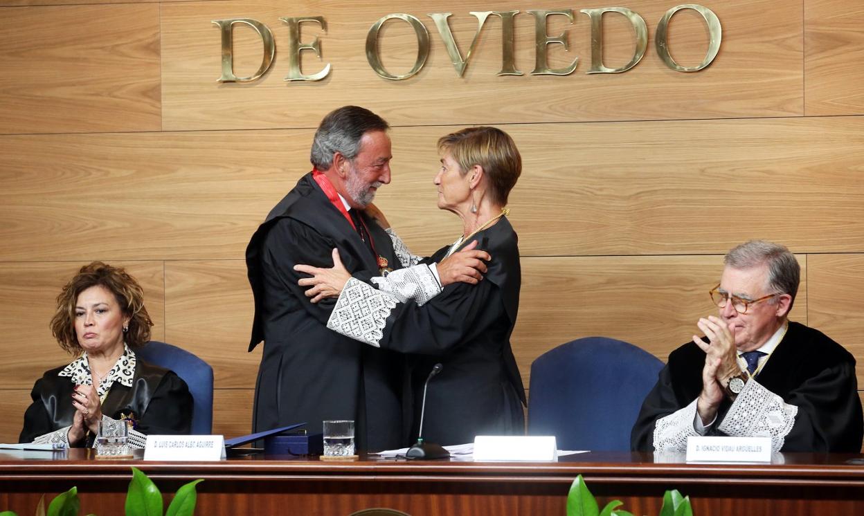  La presidenta del Consejo General de la Abogacía Española, Victoria Ortega entregó la medalla al decano de los Abogados de Oviedo, Luis Albo; en la mesa, la fiscal superior, Esther Fernández, y el presidente del TSJA, Ignacio Vidau. 