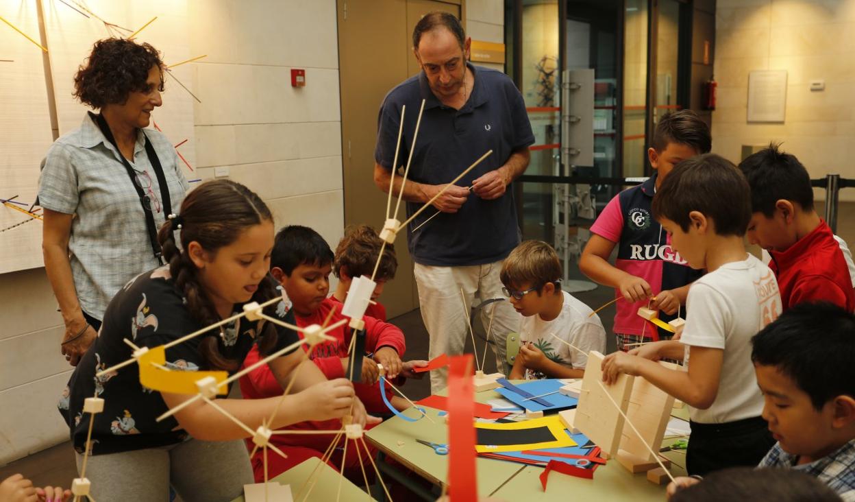 Alumnos de La Escuelona junto a Pablo Maojo y la profesora Rosario Bermúdez, durante el taller impartido en el Centro Municipal Integrado de El Llano. 
