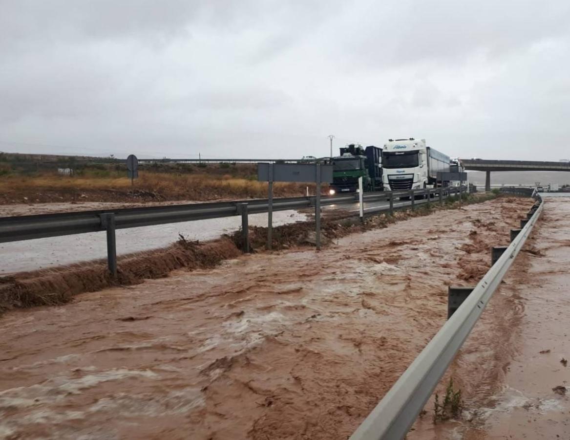 La riada corta la autovía A-31, entre las provincias de Alicante y Albacete.