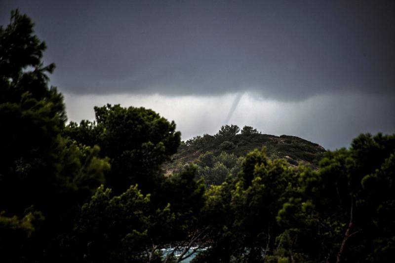 La Depresión Aislada en Niveles Altos (DANA) que comenzó a afectar este lunes al este peninsular seguirá afectando al sureste peninsular y dejará lluvias de intensidad torrencial. Las provincias de Girona, Tarragona, Castellón, Valencia, Alicante, Murcia, Almería, Mallorca, Menorca, Ibiza y Formentera se encuentran, este jueves, bajo alerta de riesgo amarilla y naranja.