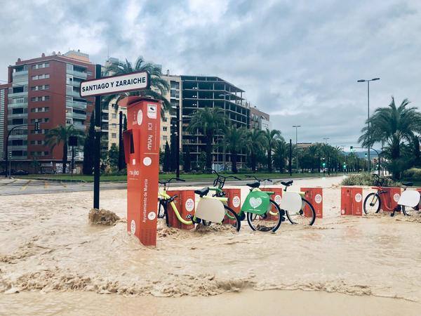 El temporal deja el tercer muerto, desborda el río Segura y azota todo el sureste. En la localidad valenciana de Onteniente, las lluvias por la gota fría ya acumulan más de trescientos litros por metro cuadrado, su máximo de lluvias desde 1917