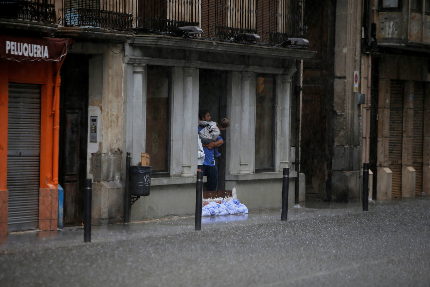 El temporal deja el tercer muerto, desborda el río Segura y azota todo el sureste. En la localidad valenciana de Onteniente, las lluvias por la gota fría ya acumulan más de trescientos litros por metro cuadrado, su máximo de lluvias desde 1917