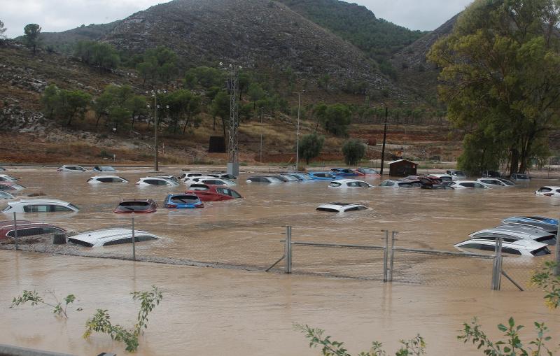 El temporal deja el tercer muerto, desborda el río Segura y azota todo el sureste. En la localidad valenciana de Onteniente, las lluvias por la gota fría ya acumulan más de trescientos litros por metro cuadrado, su máximo de lluvias desde 1917