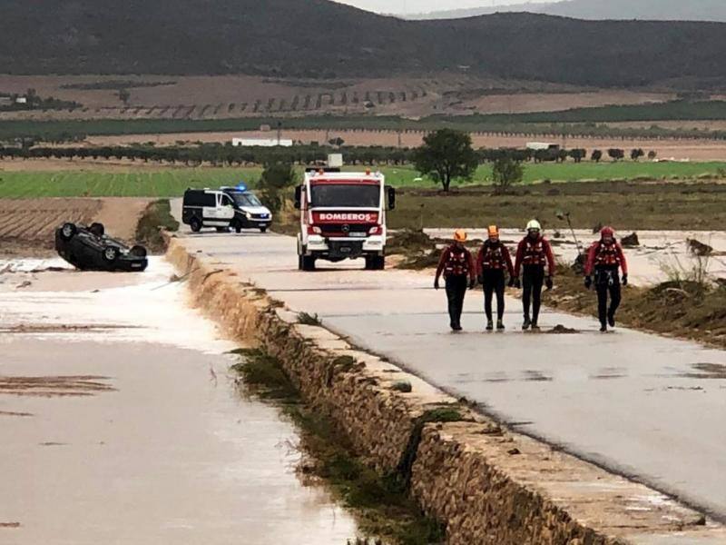 El temporal deja el tercer muerto, desborda el río Segura y azota todo el sureste. En la localidad valenciana de Onteniente, las lluvias por la gota fría ya acumulan más de trescientos litros por metro cuadrado, su máximo de lluvias desde 1917