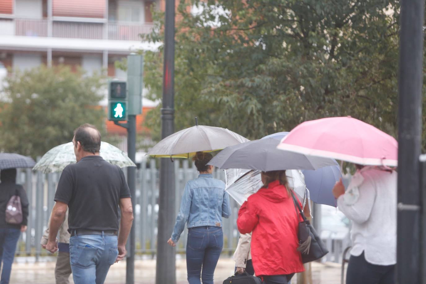 El temporal deja el tercer muerto, desborda el río Segura y azota todo el sureste. En la localidad valenciana de Onteniente, las lluvias por la gota fría ya acumulan más de trescientos litros por metro cuadrado, su máximo de lluvias desde 1917