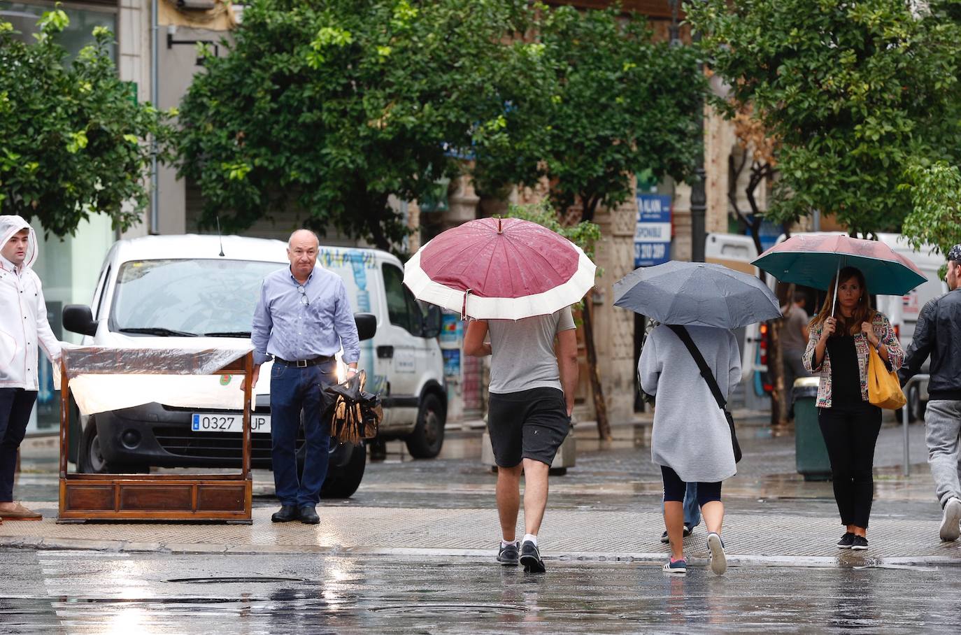 El temporal deja el tercer muerto, desborda el río Segura y azota todo el sureste. En la localidad valenciana de Onteniente, las lluvias por la gota fría ya acumulan más de trescientos litros por metro cuadrado, su máximo de lluvias desde 1917