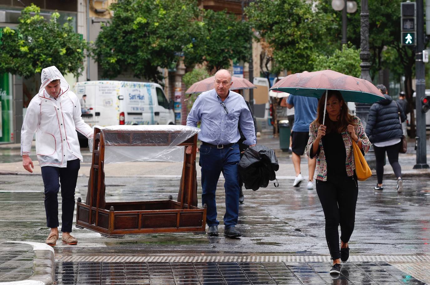 El temporal deja el tercer muerto, desborda el río Segura y azota todo el sureste. En la localidad valenciana de Onteniente, las lluvias por la gota fría ya acumulan más de trescientos litros por metro cuadrado, su máximo de lluvias desde 1917