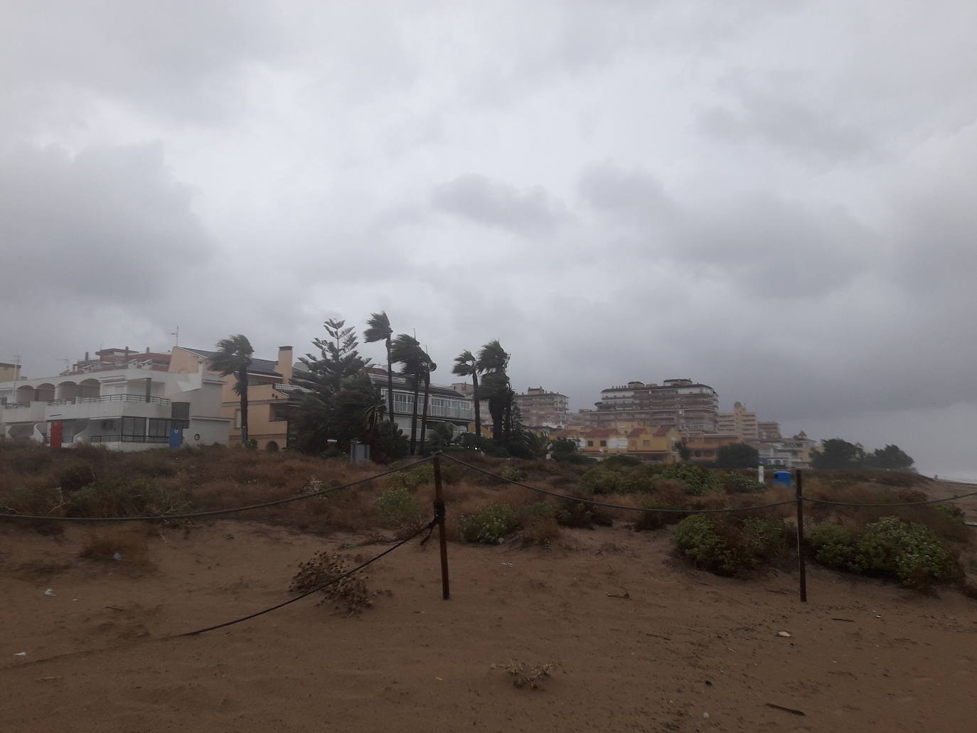 El temporal deja el tercer muerto, desborda el río Segura y azota todo el sureste. En la localidad valenciana de Onteniente, las lluvias por la gota fría ya acumulan más de trescientos litros por metro cuadrado, su máximo de lluvias desde 1917