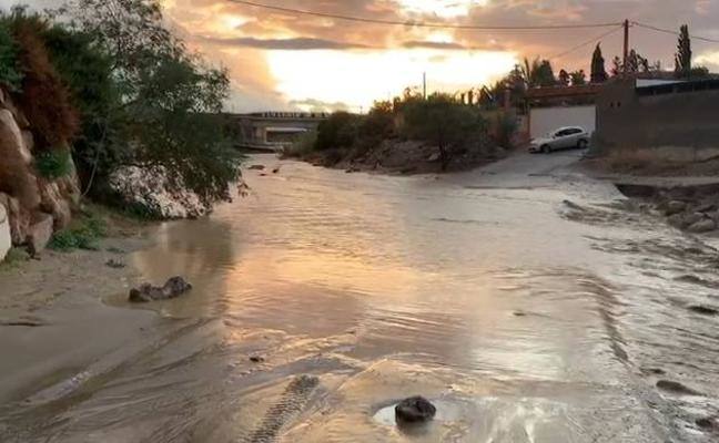 El temporal deja el tercer muerto, desborda el río Segura y azota todo el sureste. En la localidad valenciana de Onteniente, las lluvias por la gota fría ya acumulan más de trescientos litros por metro cuadrado, su máximo de lluvias desde 1917