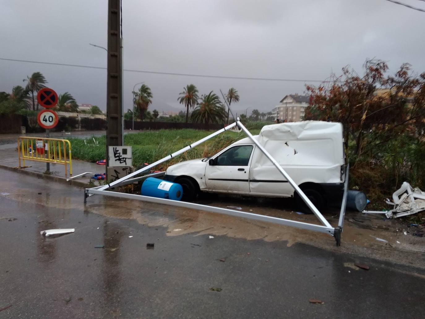 El temporal deja el tercer muerto, desborda el río Segura y azota todo el sureste. En la localidad valenciana de Onteniente, las lluvias por la gota fría ya acumulan más de trescientos litros por metro cuadrado, su máximo de lluvias desde 1917