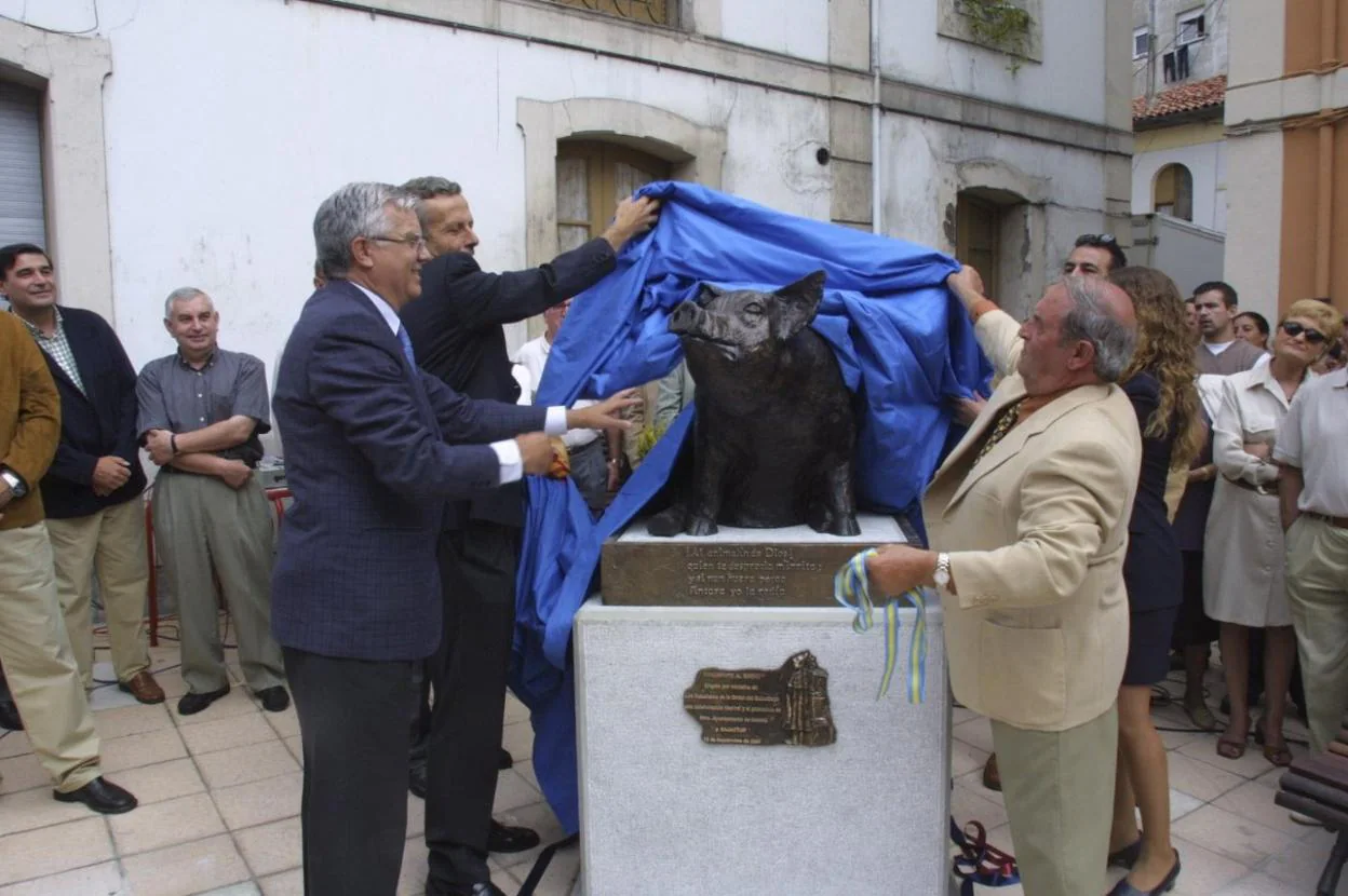 Aurelio Quirós, alcalde de Noreña en 2001, junto al entonces consejero Santiago Menéndez de Luarca en la inauguración. 
