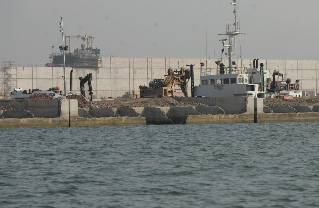 Una draga vierte el relleno de los cajones que conforman el muelle de la ampliación, en 2009. 